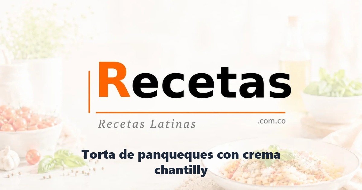 Torta de panqueques con crema chantilly