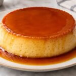 Flan rápido colombiano casero, suave y cremoso con caramelo