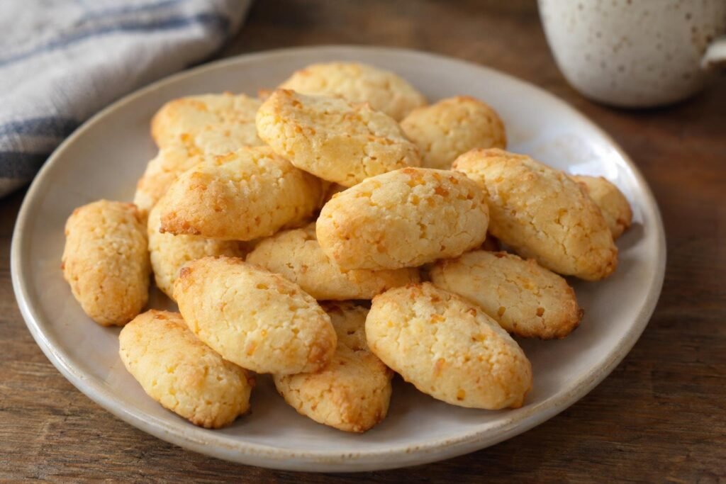 Achiras huilenses pequeñas, ovaladas y ligeramente doradas, servidas en un plato.
