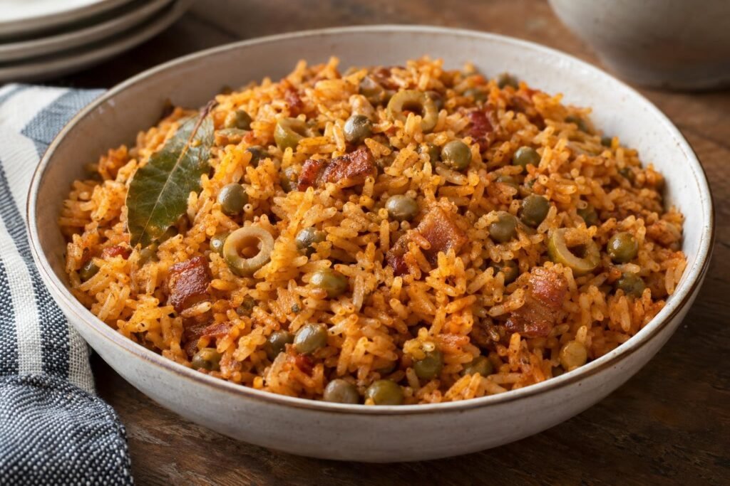 Arroz con gandules puertorriqueño suelto con sofrito, gandules, tocino y aceitunas