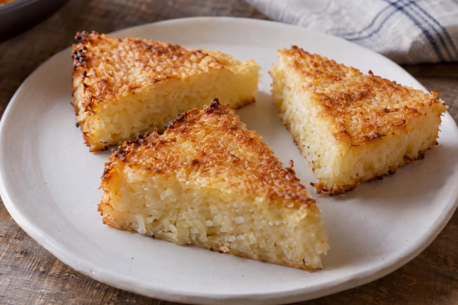 Triángulos de bami de yuca horneado, dorados en los bordes y tiernos en el centro.