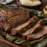 Carne a la perra llanera cocinada lentamente, cortada en trozos jugosos y servida con sus jugos
