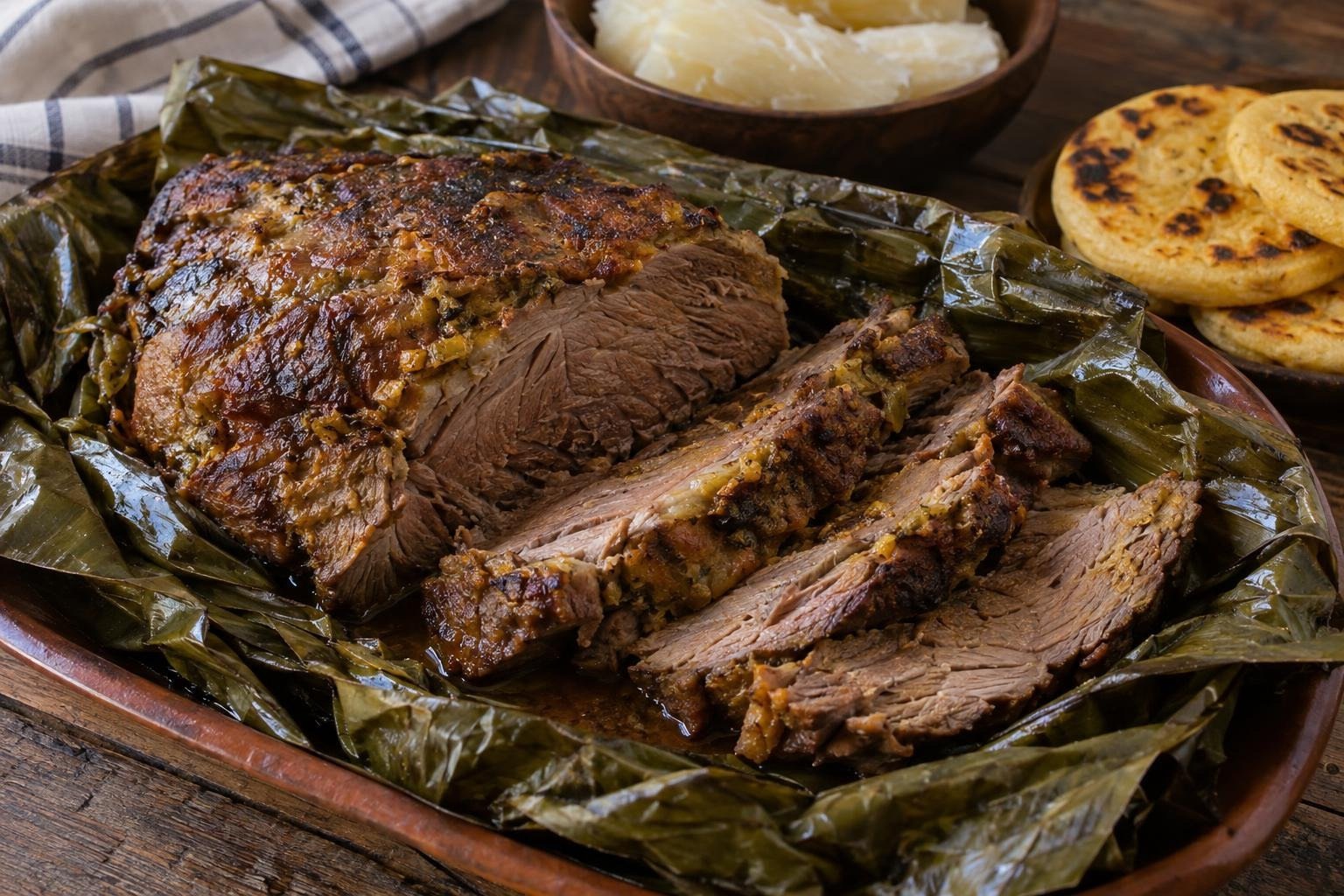 Carne a la perra llanera cocinada lentamente, cortada en trozos jugosos y servida con sus jugos