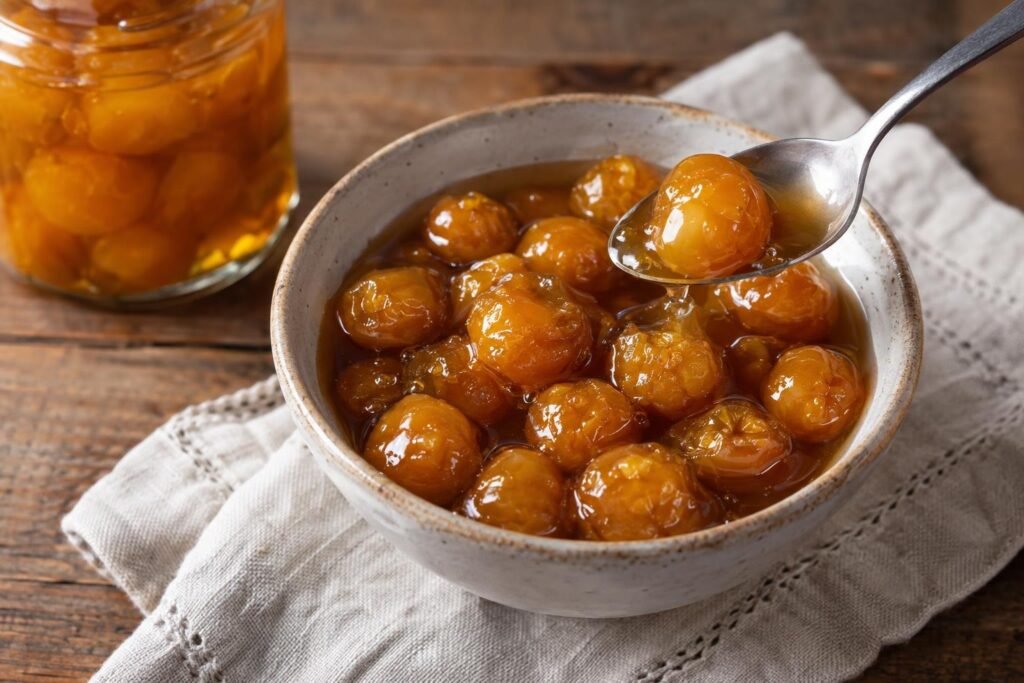 Dulce de uchuvas colombiano con frutos enteros y almíbar brillante servido en un cuenco de cerámica.