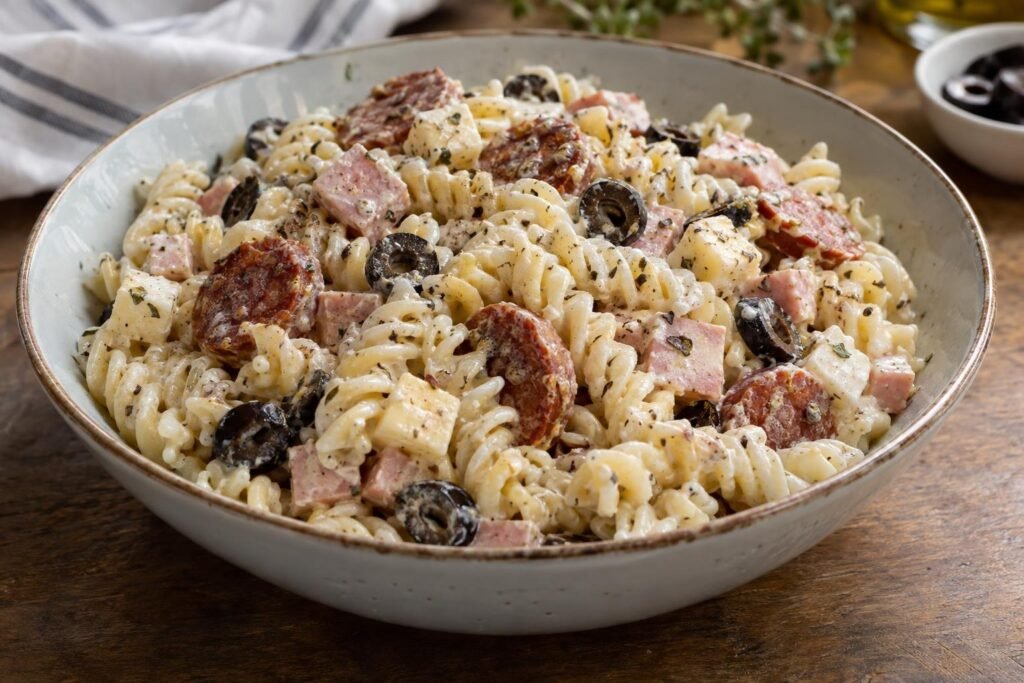 Ensalada fría de pasta fusilli con chorizo italiano, mortadela, queso andino, aceitunas y aderezo de yogur griego.