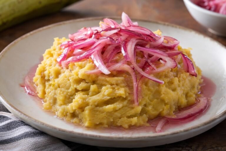 Mangú dominicano de plátano verde machacado servido con cebolla roja encurtida en vinagre y limón.