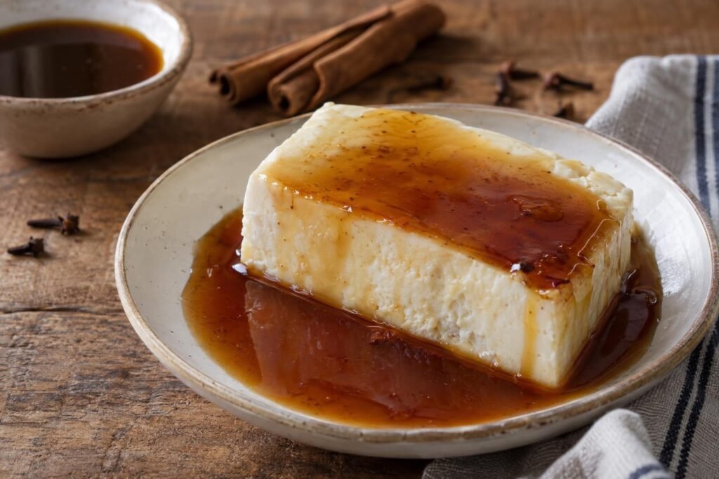 Porción de quesillo fresco cubierta con miel de panela, canela y clavo de olor al estilo lojano.