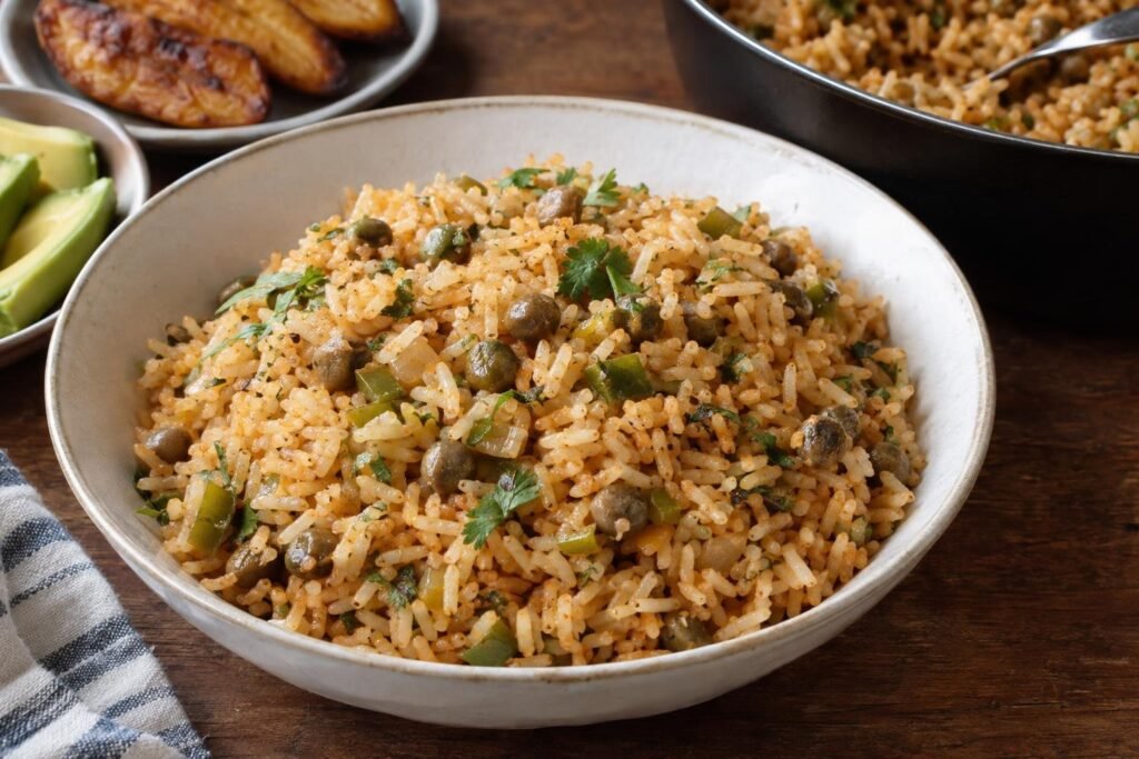 Moro de guandules dominicano con arroz suelto, guandules, sofrito y cilantro servido en un plato