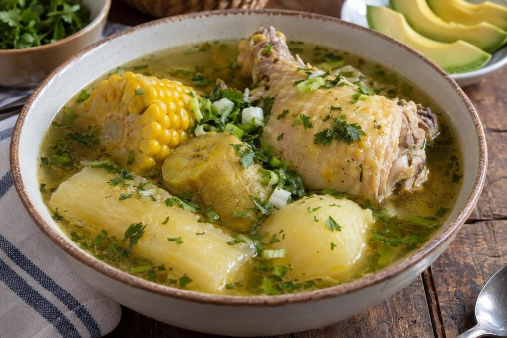 Plato hondo de sancocho de gallina valluno con yuca, papa, plátano verde, mazorca, cilantro y cebolla larga